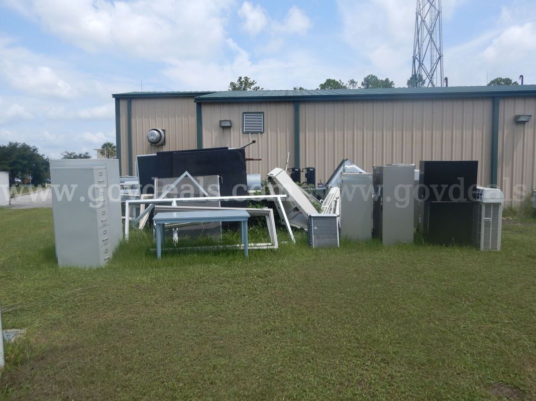 LOT OF SCRAP METAL, OLD A/C UNITS, ETC. !!!VIDEO ATTACHED!!!
