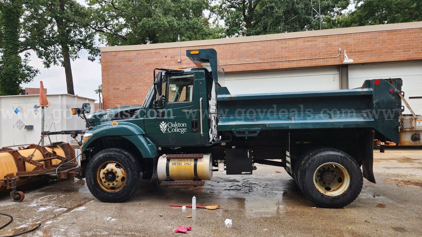 2013 International 7400 - With Spreader and Plow - Low Mileage