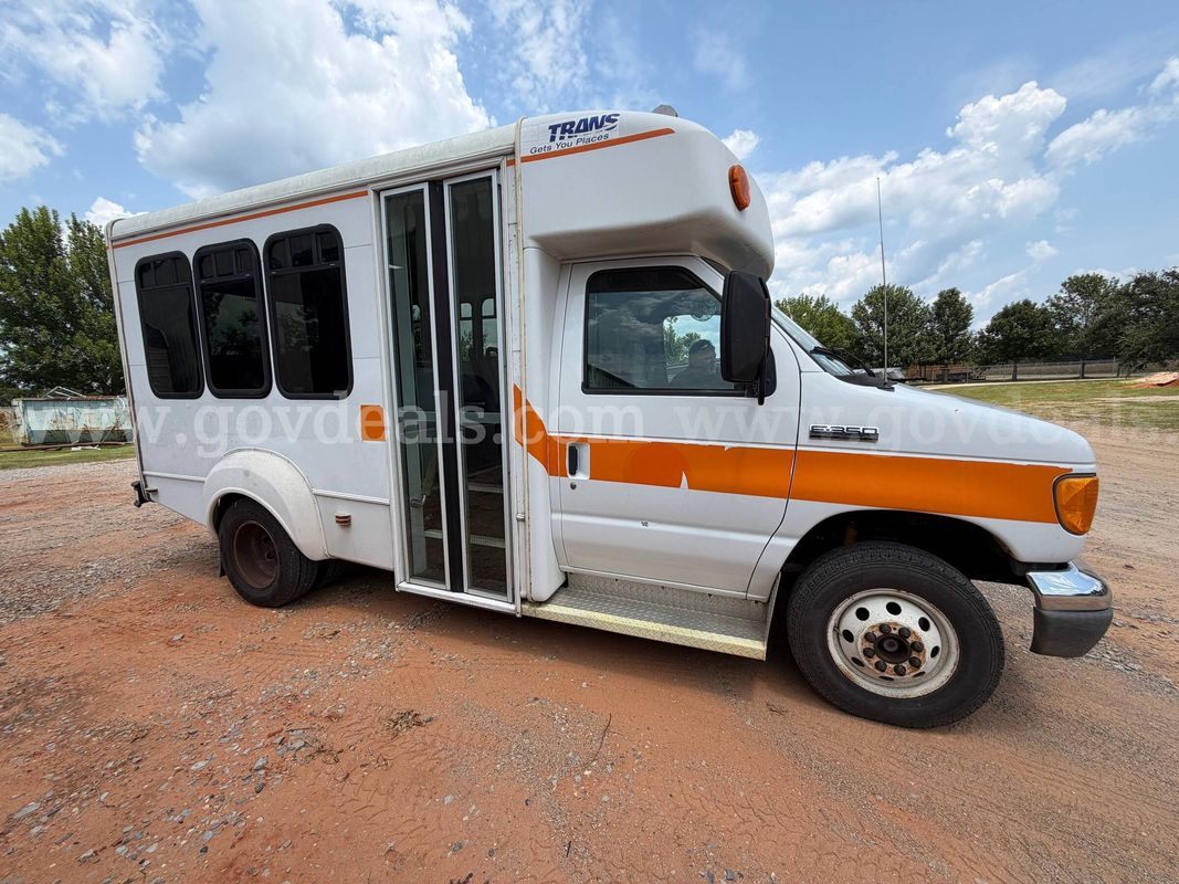 2006 Goshen 15 Passenger Van