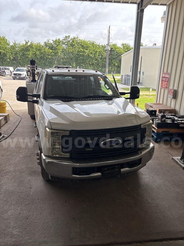 2017 Ford F-350 SD XL Crew Cab Long Bed DRW 2WD
