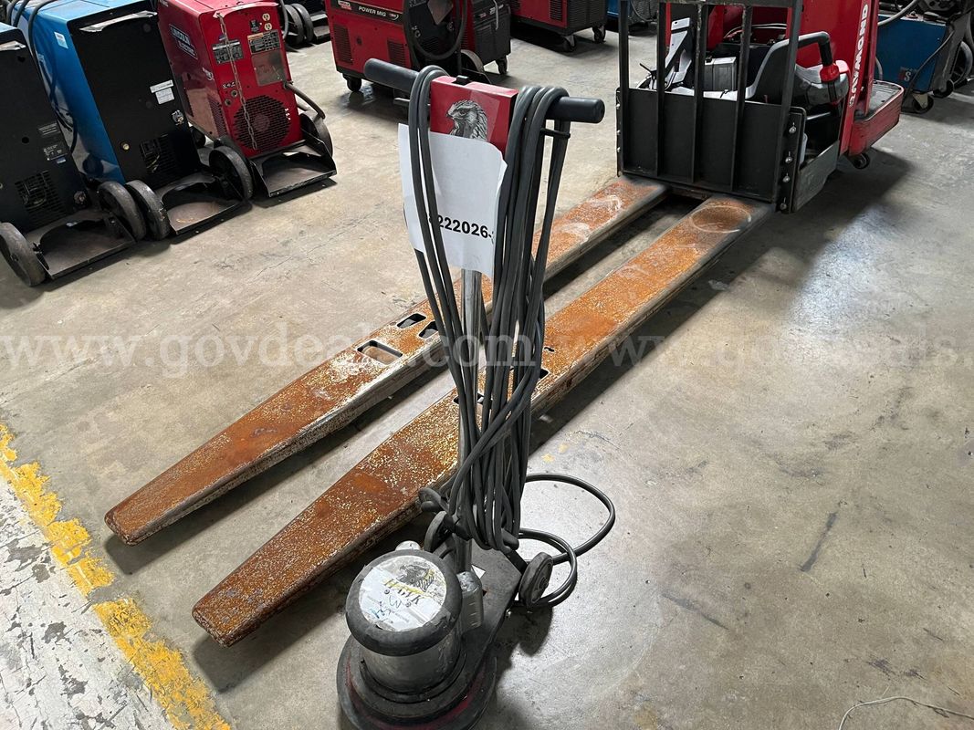 Lot of electric pallet jack and floor scrubber