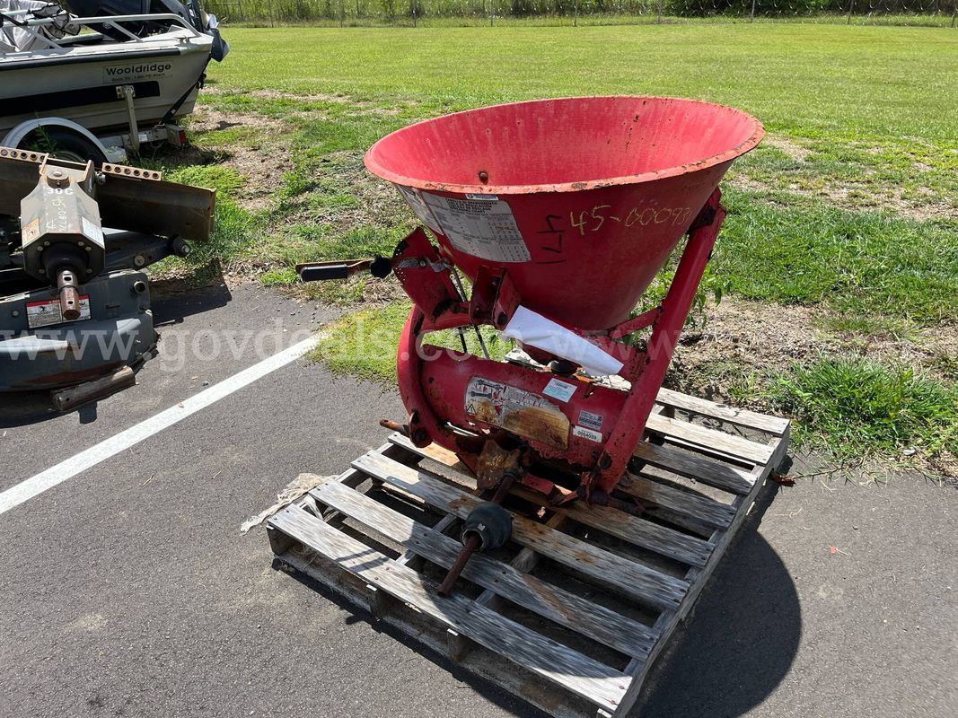 Lot of a 3 Point Broadcast Spreader