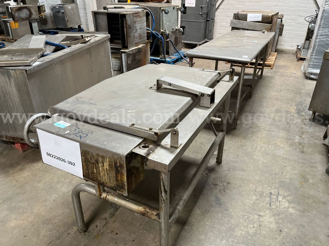 Lot of serving table and skillet