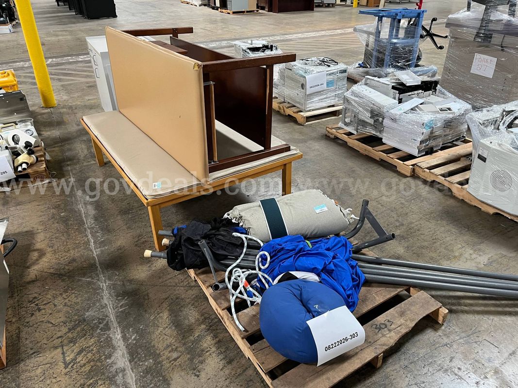 Lot of swing, exam tables and rolling cart