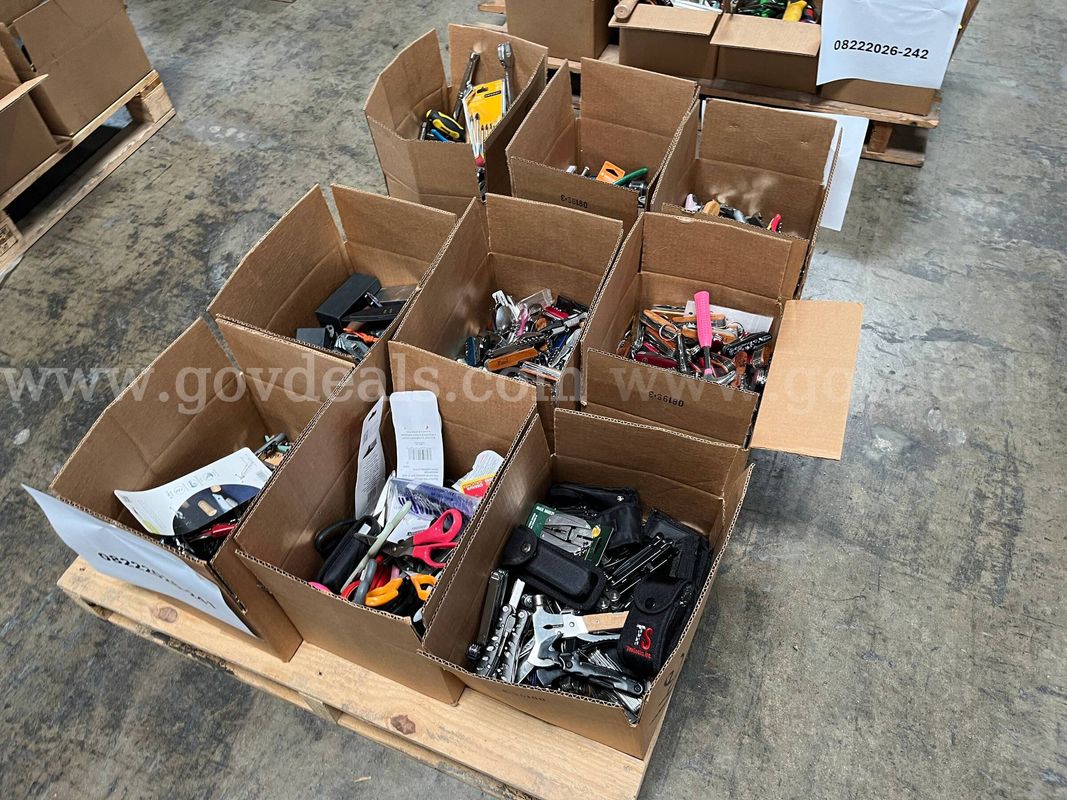 Lot of Multi-Tools, Pocket Knives and Corkscrews