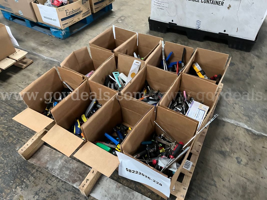 Lot of Kitchen Utensils, Pocket Knives and Kitchen Utensils