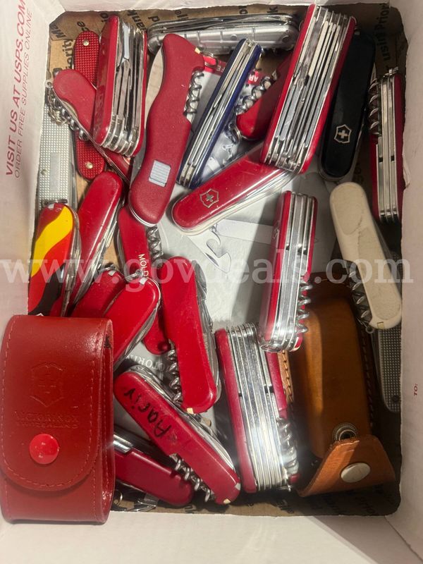 Lot of 25 Swiss Army Knives
