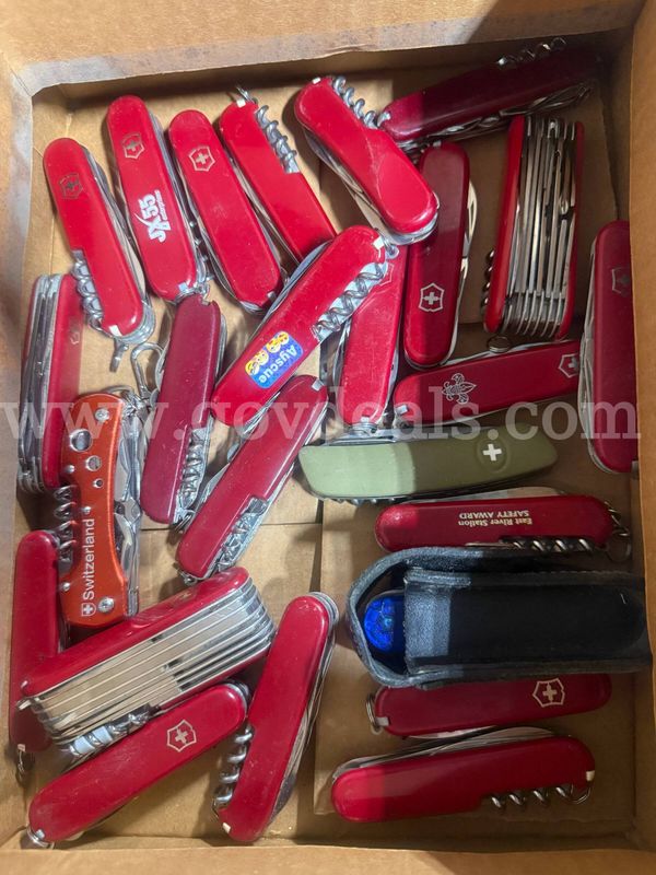 Lot of 25 Swiss Army Knives