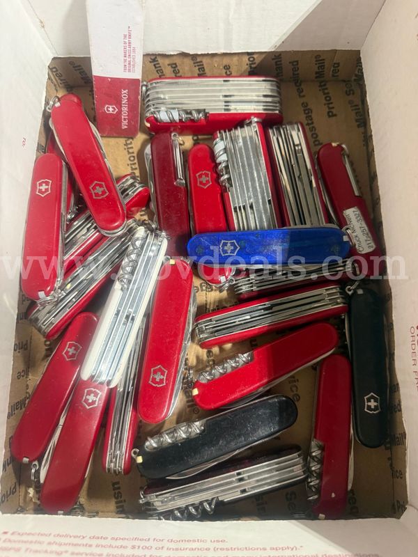Lot of 25 Swiss Army Knives