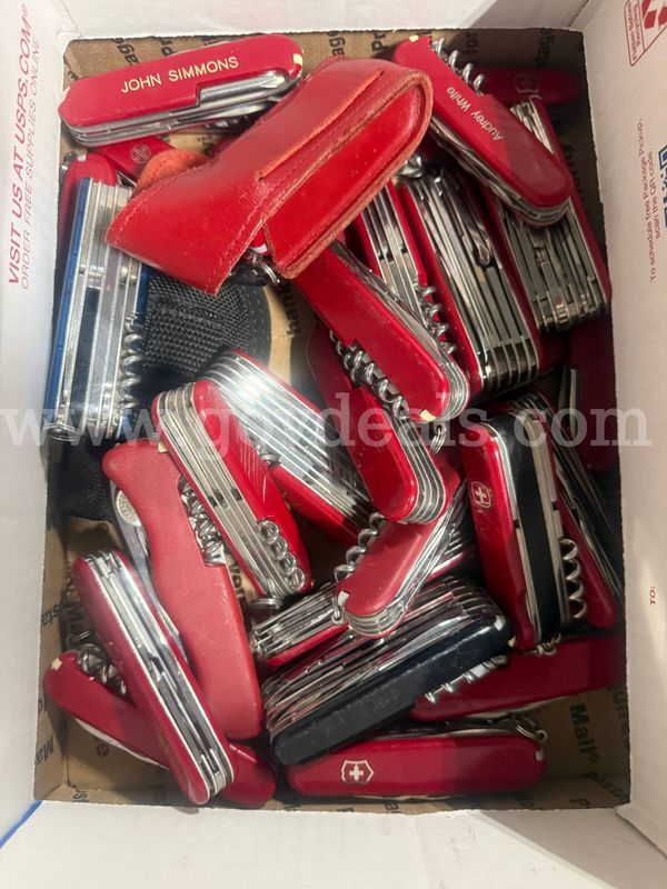 Lot of 25 Swiss Army Knives
