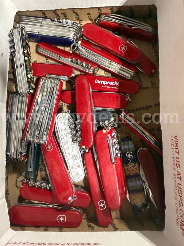 Lot of 25 Swiss Army Knives