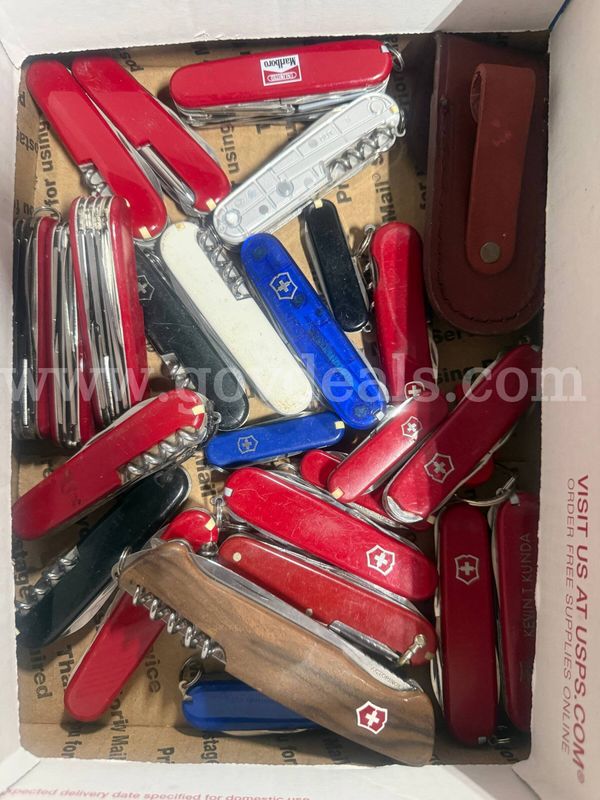 Lot of 25 Swiss Army Knives