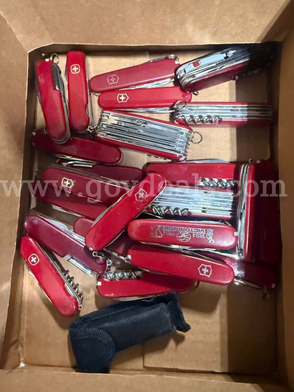 Lot of 25 Swiss Army Knives