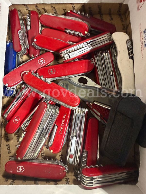 Lot of 25 Swiss Army Knives