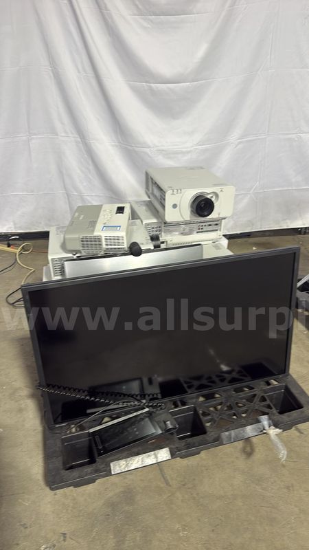 9pcs Panasonic PT-DW530 and PT-DZ570 Projectors 4,000 Lumens, WUXGA/WXGA Resolution