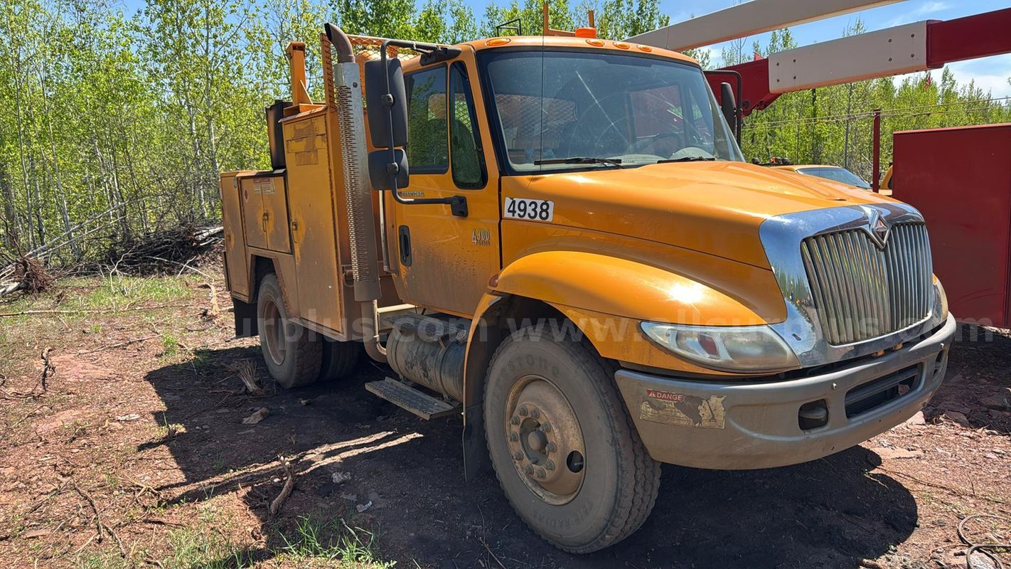 2004 International 4300 SBA 4x2 Service Truck, DT466 Diesel, Auto Trans, Utility Body, VIN 1HTMMAAP85H157374