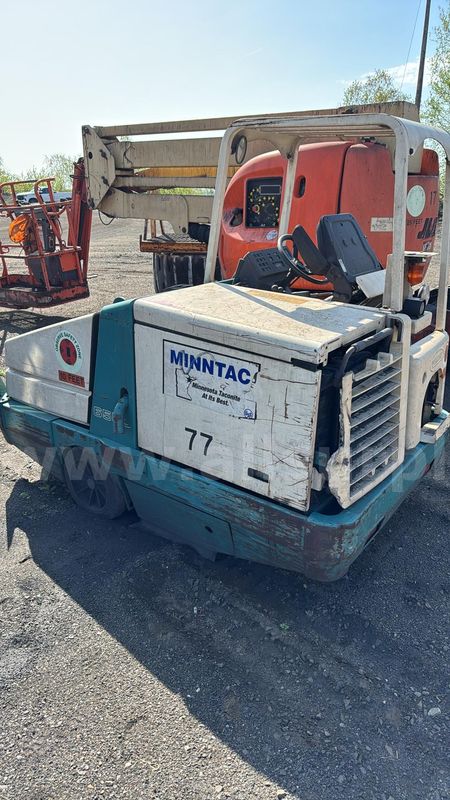 Tennant 6550 Ride-On Industrial Floor Sweeper