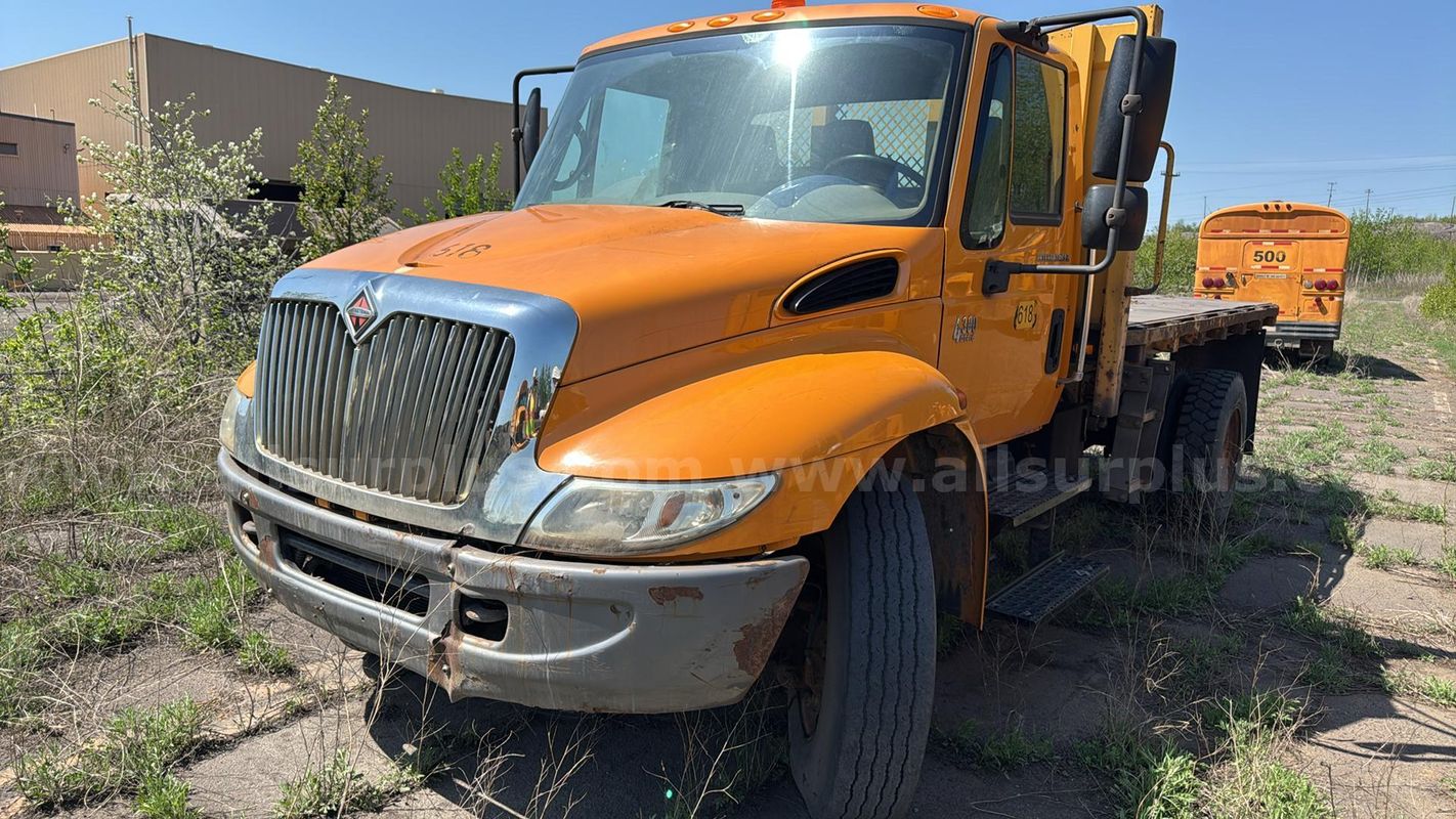 2002 International 4300 SBA 4x2 Flatbed Truck