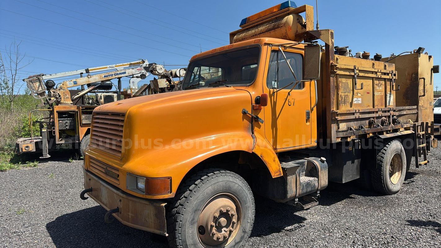 2001 International 2574 4x2 Utility Service Truck