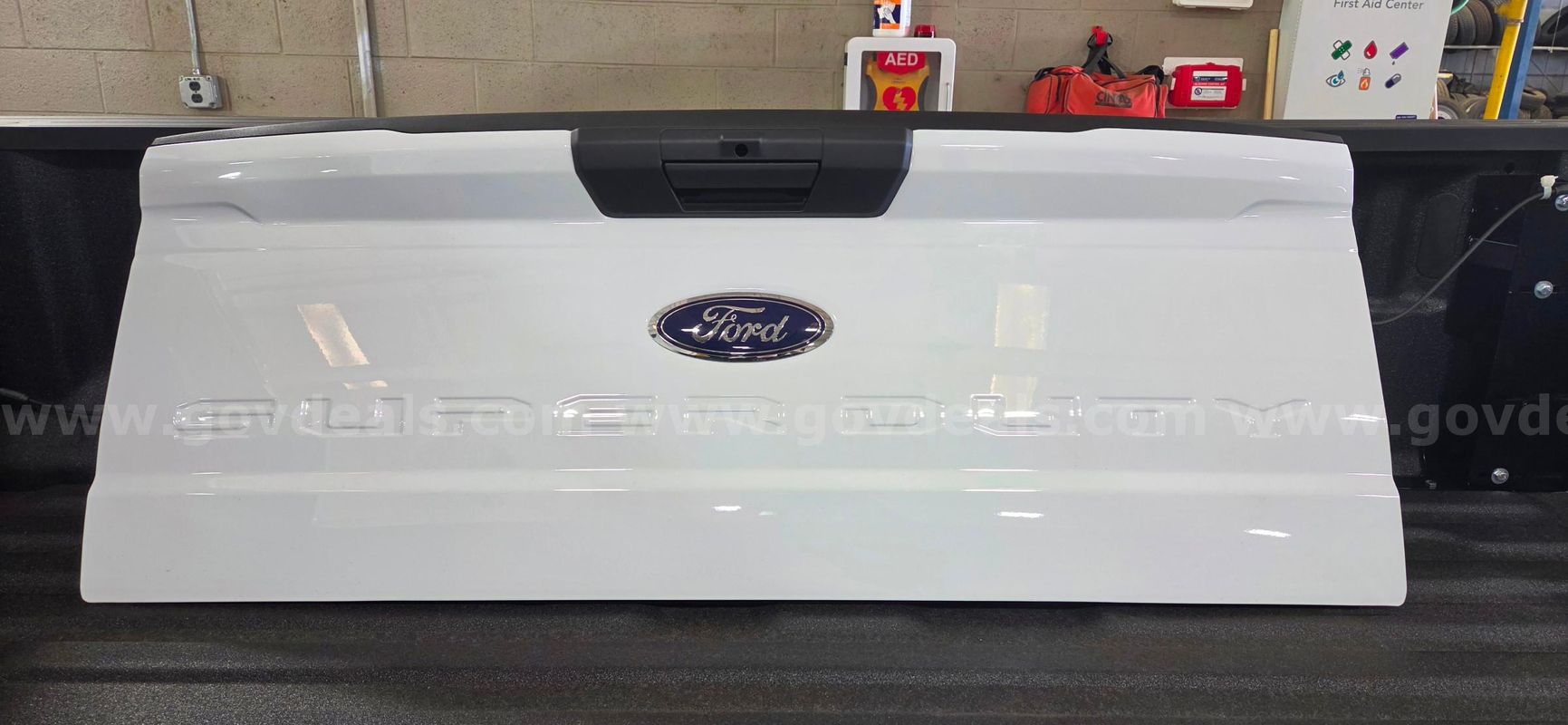 1 White tailgate 1 Black rear bumper