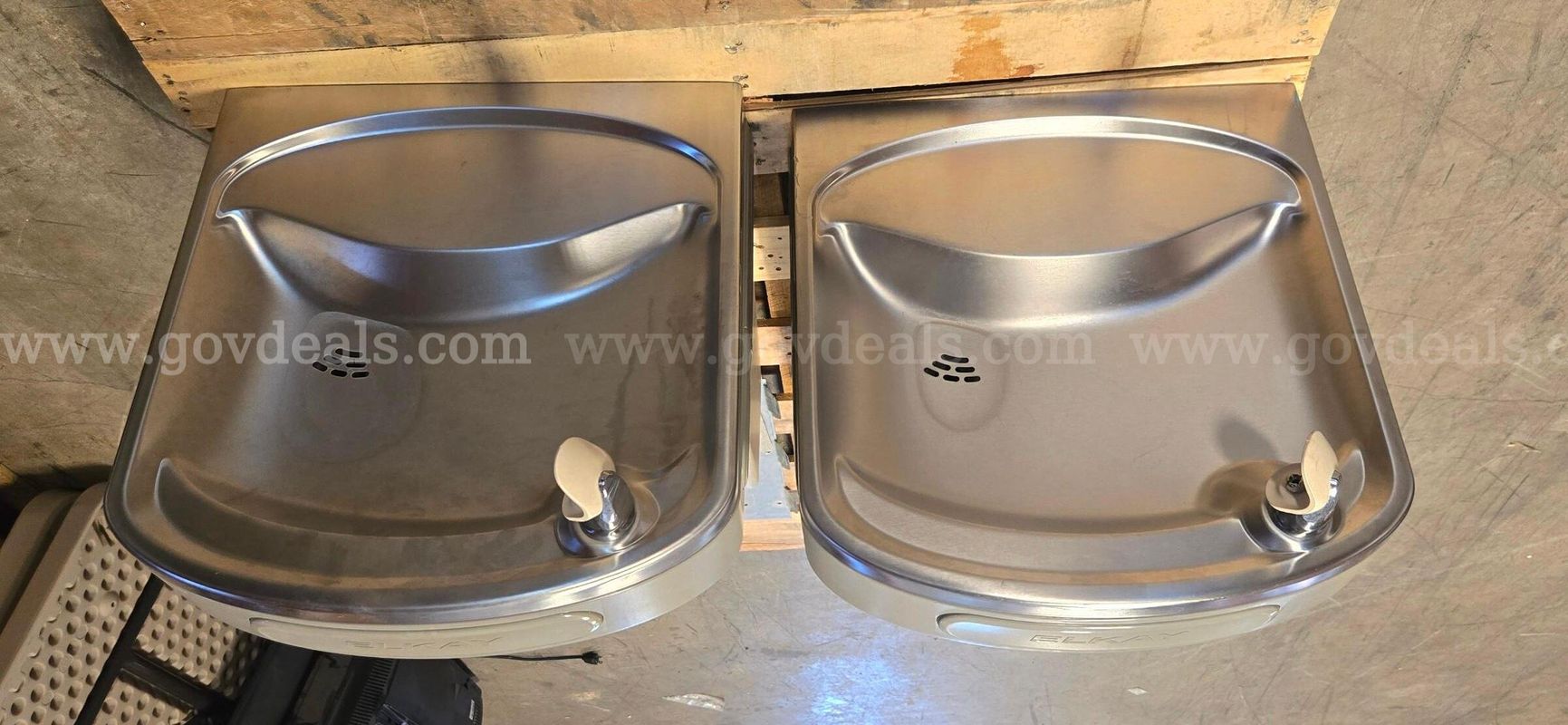 Bi-Level drinking fountain