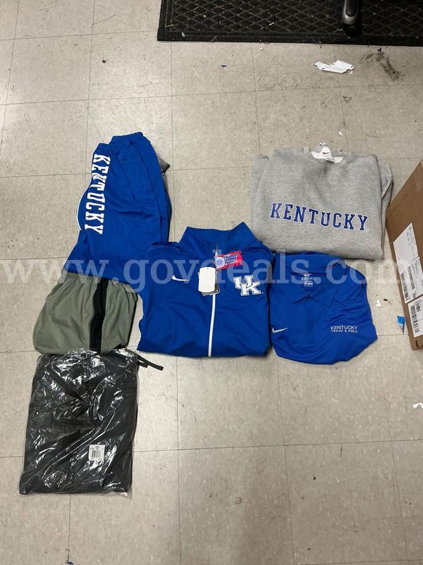 XL - Crewneck (1), Polo shirt (1), Sweatpants (3), Jacket (1)