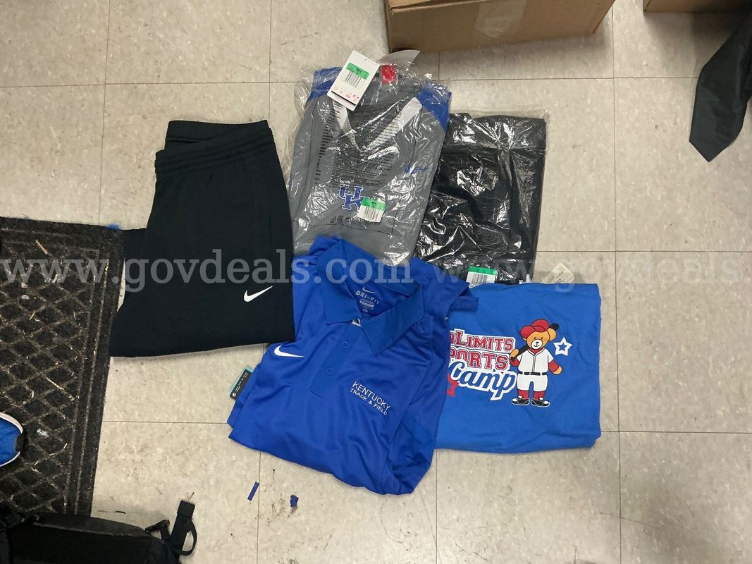 XL - Sweatpants (2), T-shirts (2), Polo Shirt (1)