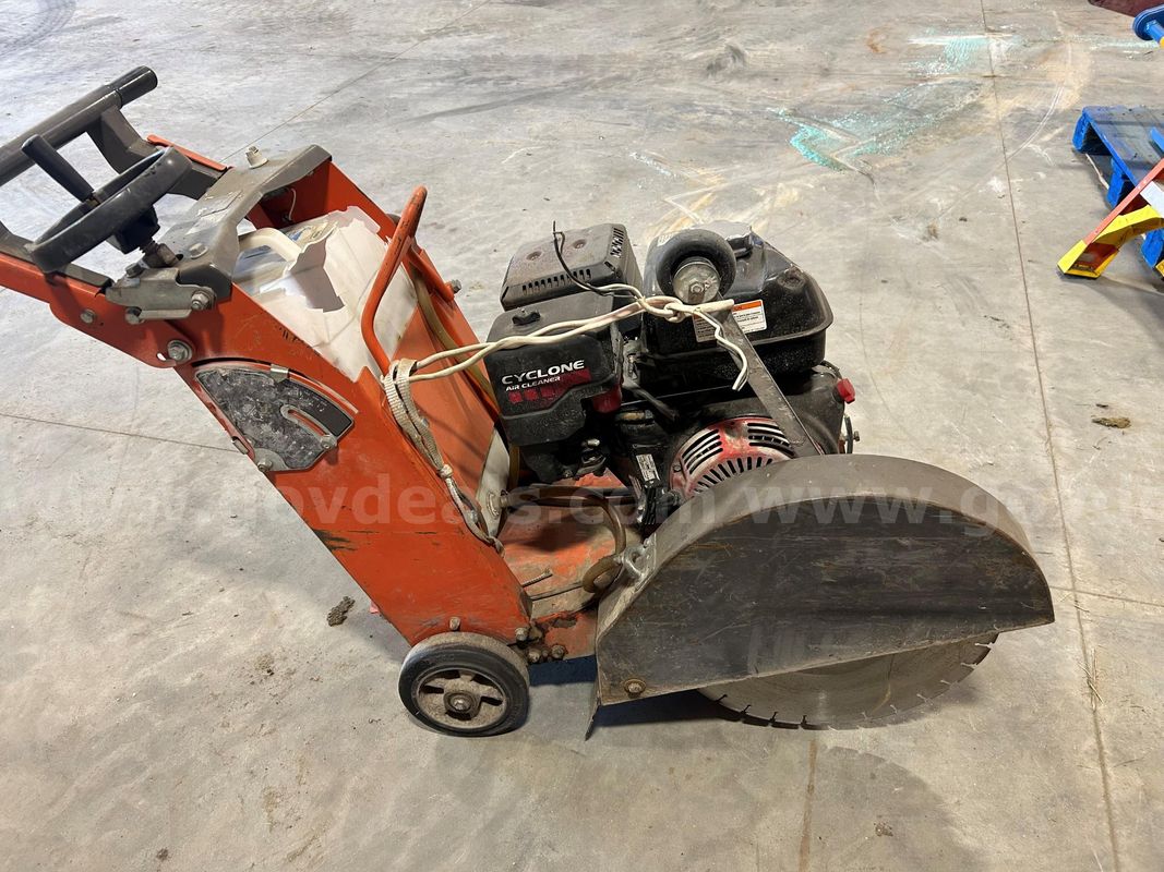 Pavement saw