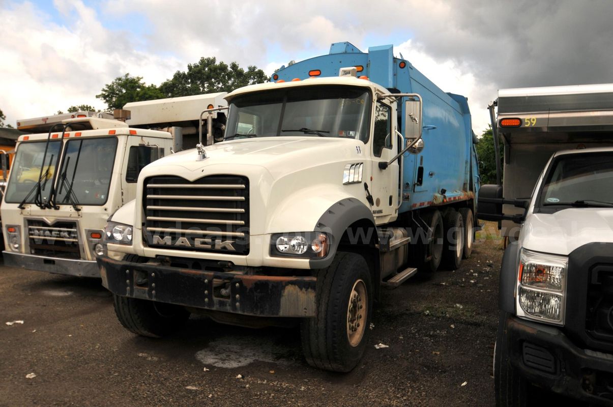 2013 Mack Granite GV-713 Garbage Truck