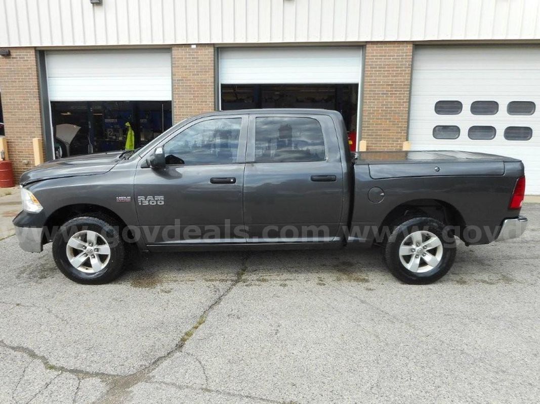 2015 RAM 1500 4x4 Crew Cab w/a BAKFlip Bed Cover & Hitch - Repairs needed