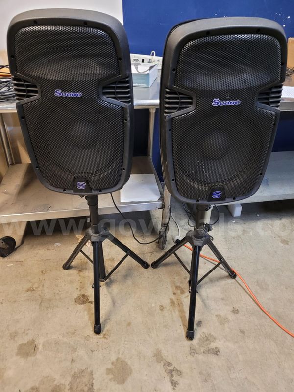 2 Svono Speakers with stands