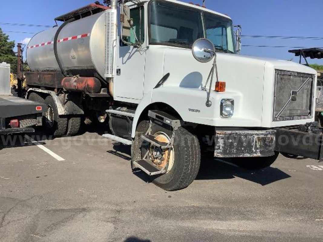 SEMI TRUCK ENGINE SERVICE STEPS