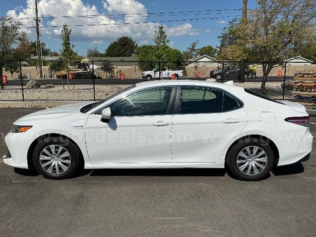 2019 TOYOTA CAMRY LE HYBRID 4 DOOR HYBRID CAR -- HYBRID