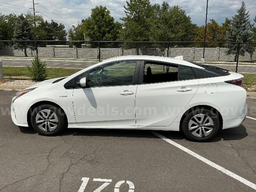 2017 TOYOTA PRIUS II 4 DOOR HYBRID CAR -- HYBRID