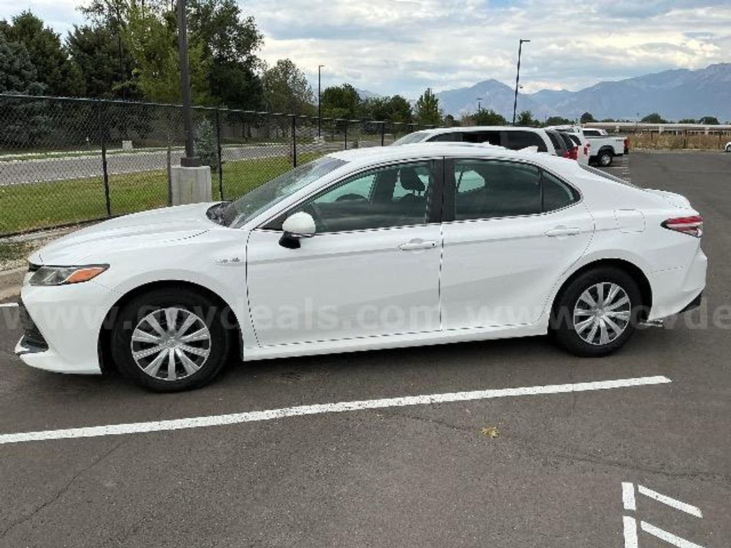 2019 TOYOTA CAMRY LE HYBRID 4 DOOR CAR -- HYBRID