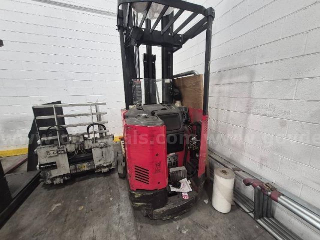 2011 Raymond Reach Truck *DOES NOT WORK*