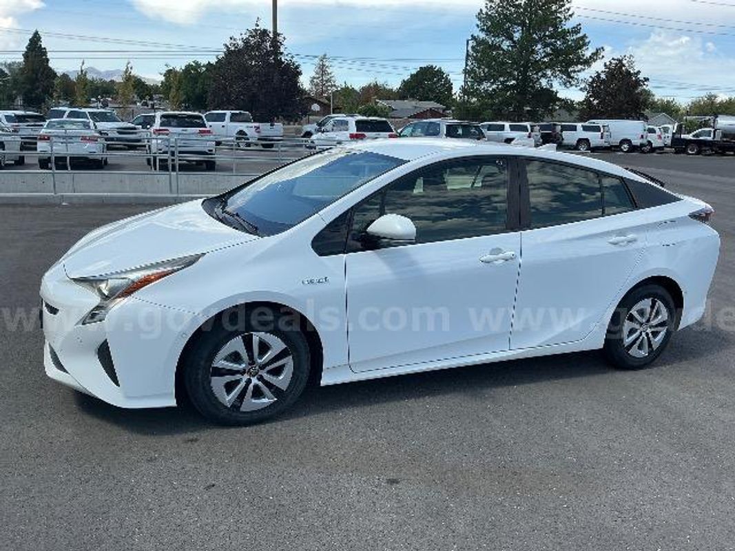 2017 TOYOTA PRIUS II 4 DOOR HYBRID CAR -- UNLEADED/ELECTRIC
