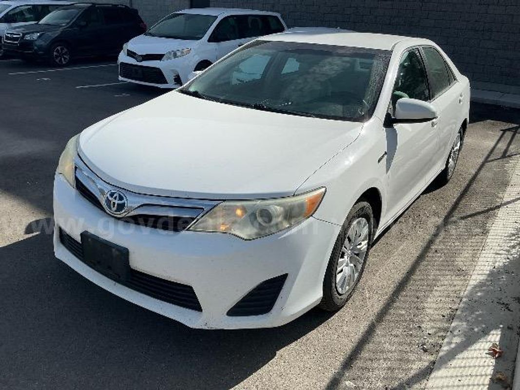 2014 TOYOTA CAMRY LE HYBRID 4 DOOR SEDAN -- UNLEADED/ELECTRIC