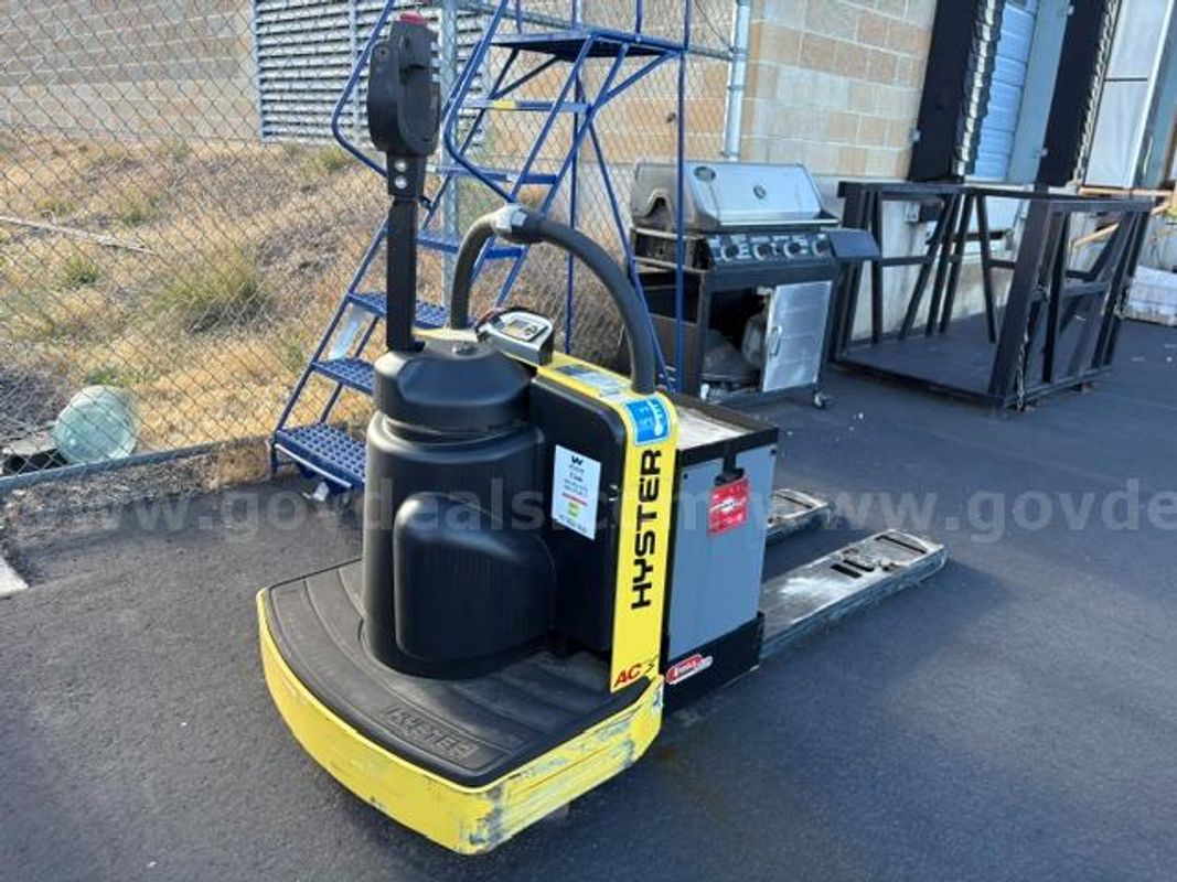 Hyster B60ZAC Pallet Truck *NEEDS BATTERY REPLACEMENT*