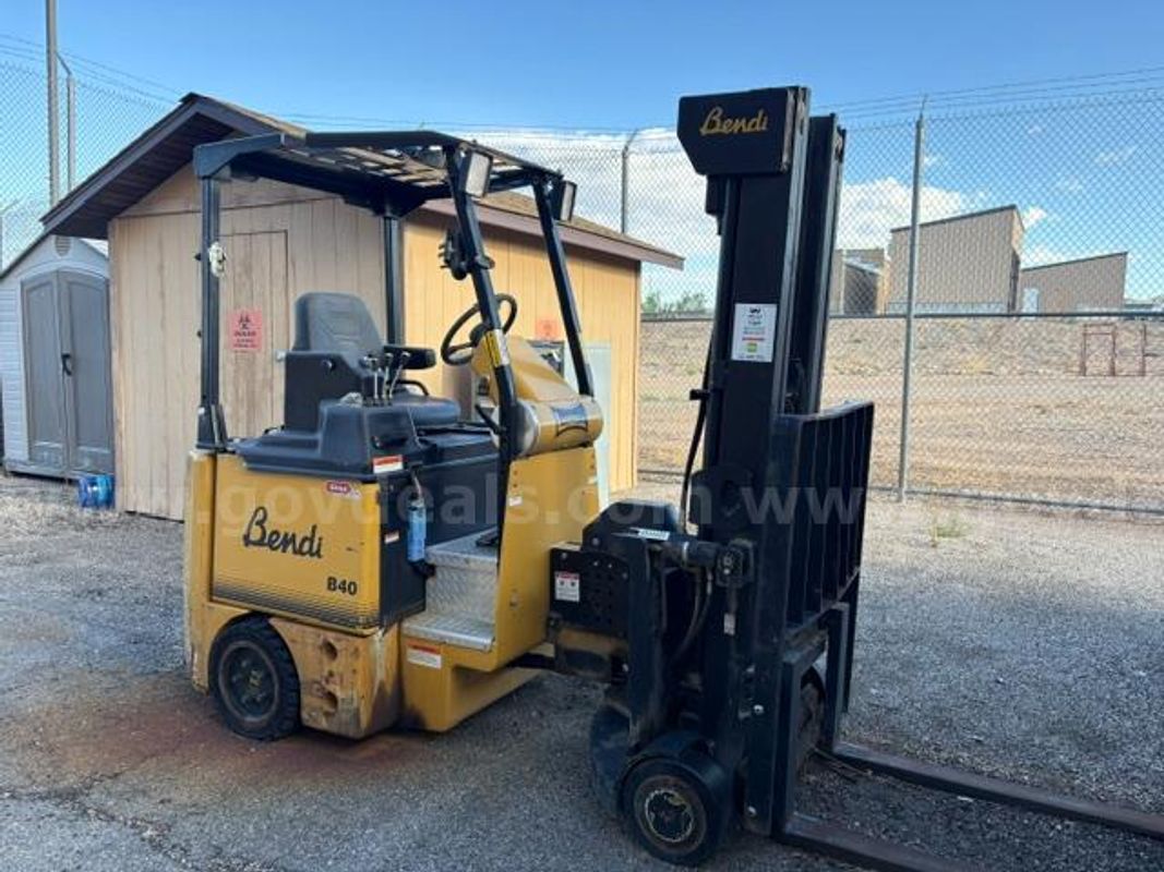 Landoll Bendi B40 Fork Lift *NEEDS BATTERY*