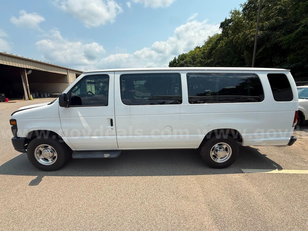 Ford E-350 Passenger Van