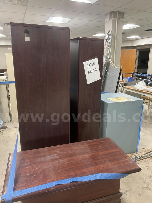 Lot of 1 Office Desk and 1 Blue Cube