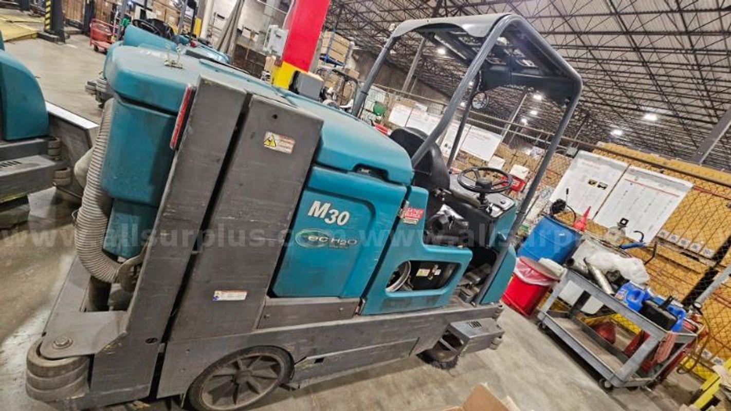 2016 Tennant Sweeper Scrubber Combo Maintenance Vehicle