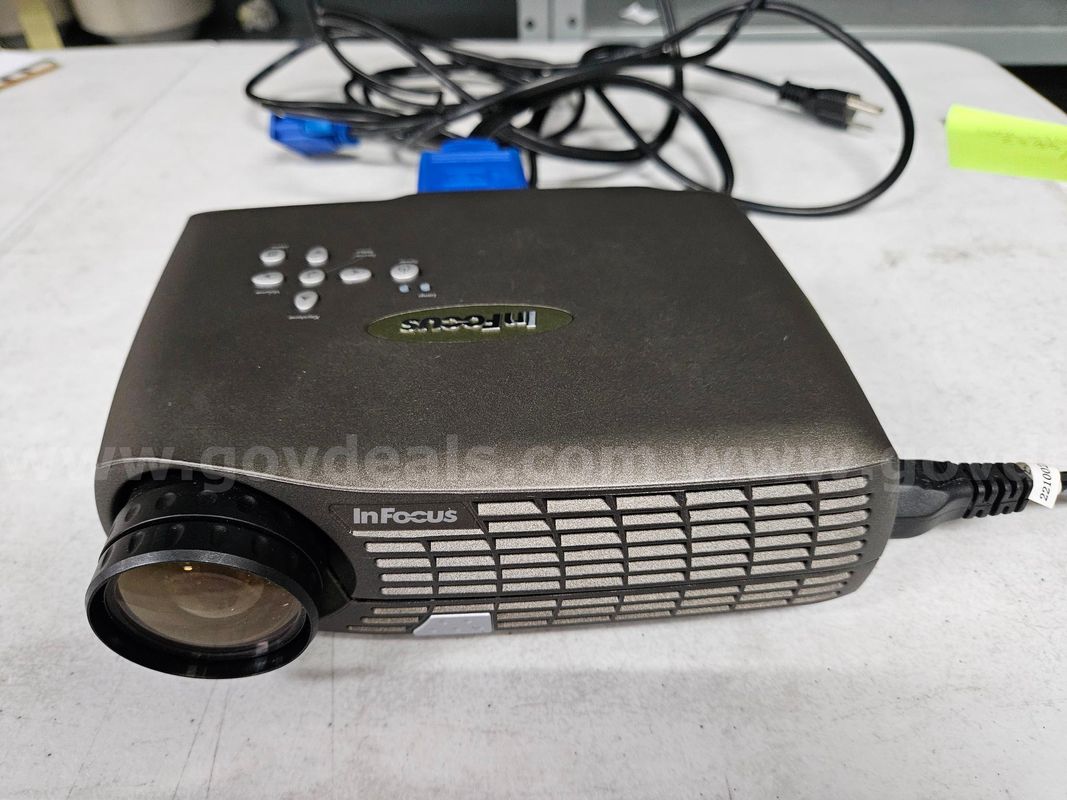 InFocus projector/Aiwa compact disc stereo CD-DW600