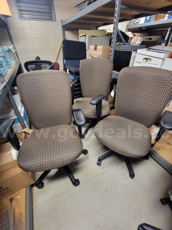 Assorted office chairs/Side chairs, end tables.