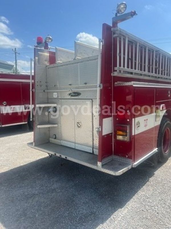 2000 International Pierce Pumper Fire Truck with a DT466 Diesel Engine