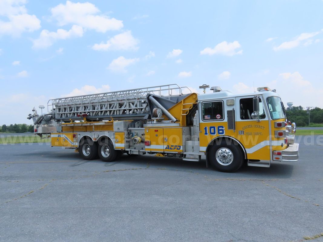 1994 Sutphen 100' Ladder Truck