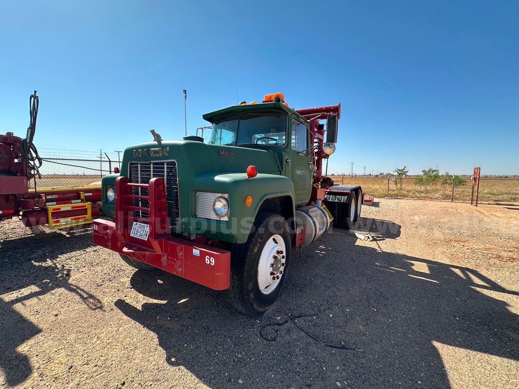 1983 Mack R688ST Winch Truck