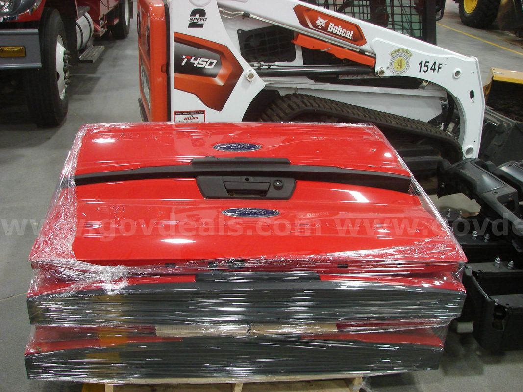 LOT OF 8 2025 Ford F250 TAILGATES AND BUMPERS