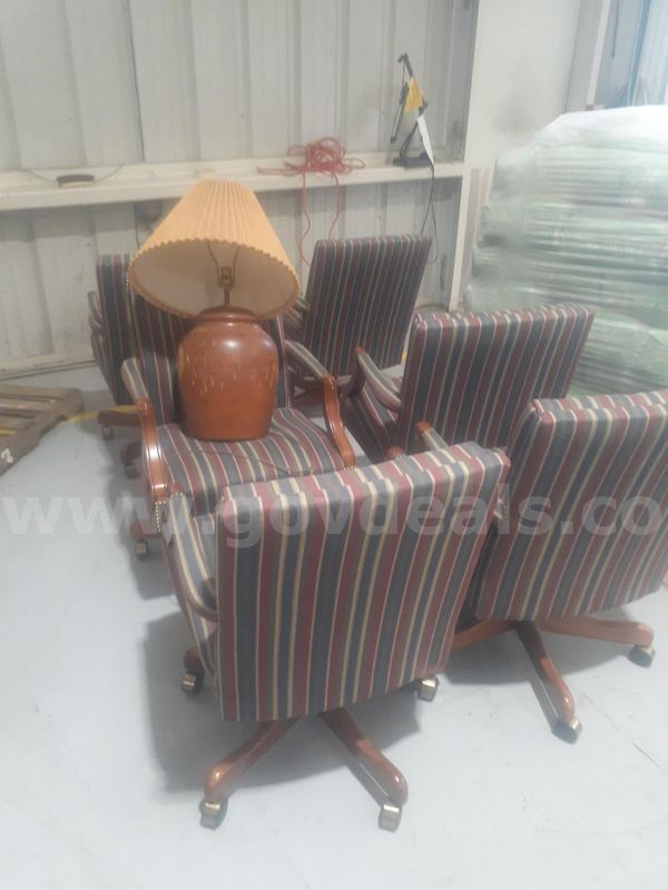6 Office chairs and a lamp in excellent condition
